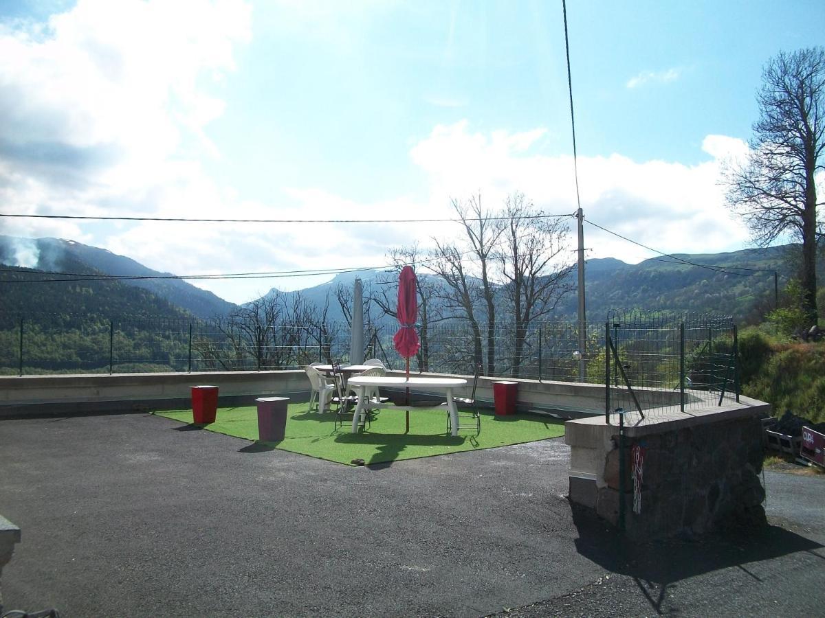 Vacances Au Pied Des Monts Du Cantal Laveissière Exterior foto