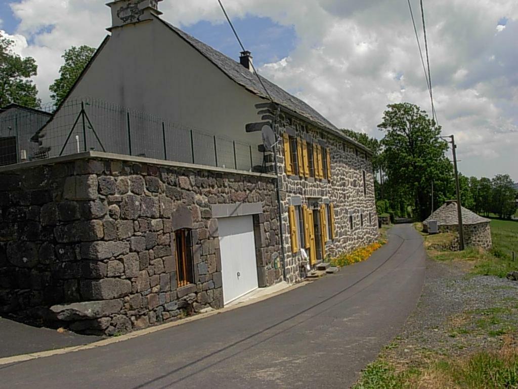 Vacances Au Pied Des Monts Du Cantal Laveissière Exterior foto